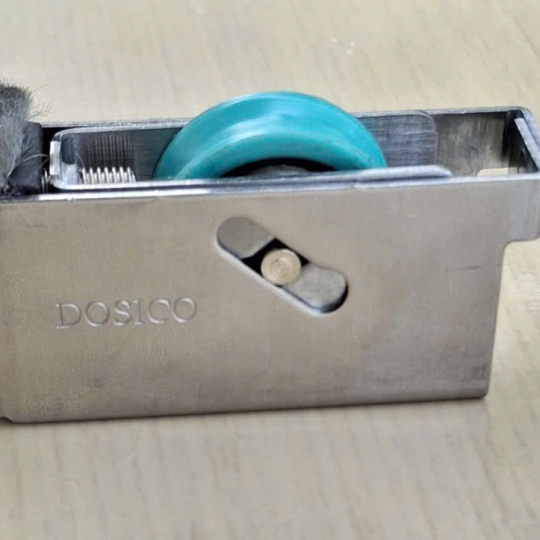 Bánh xe đơn lùa 55 - dập đố - có tăng chỉnh + long nheo - DOSICO